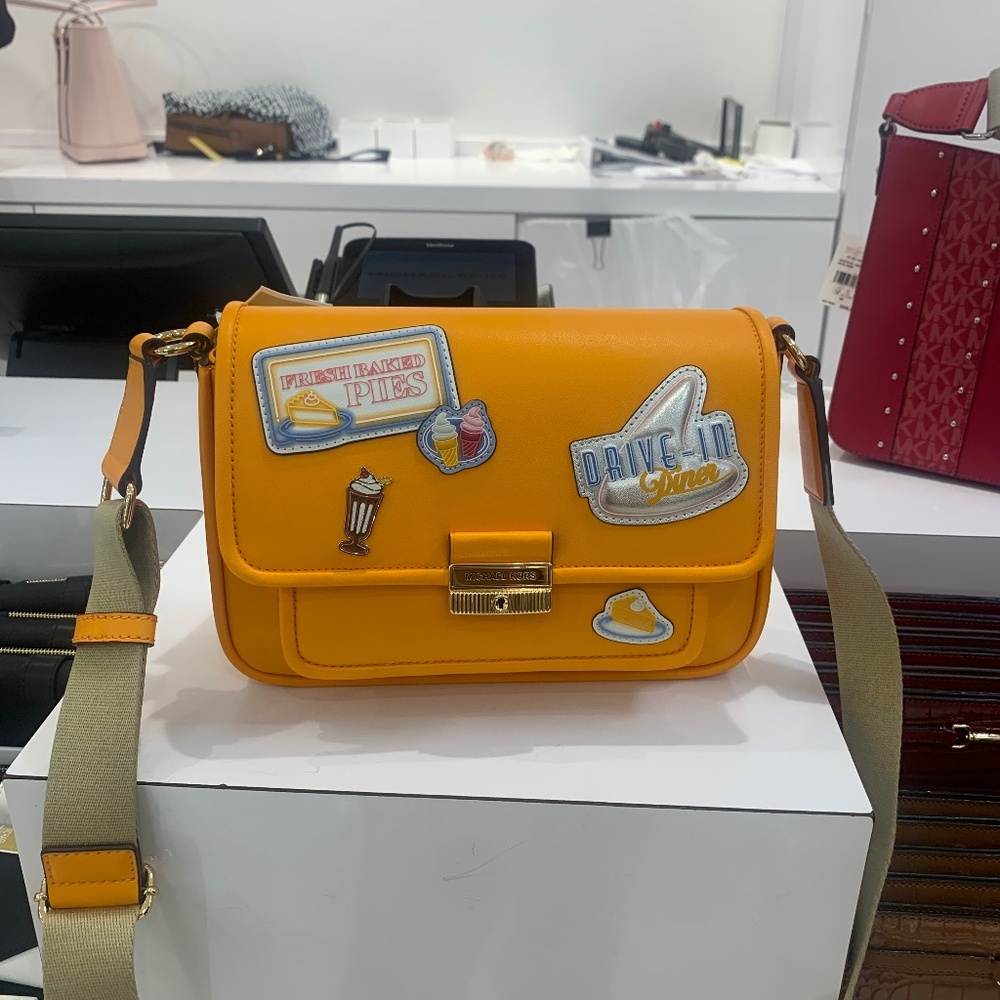 Micheal Kors Crossbody Bradshaw Purse